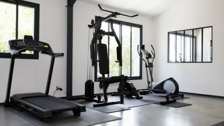 Estacao de musculacao residencial junto a esteira e eliptico
